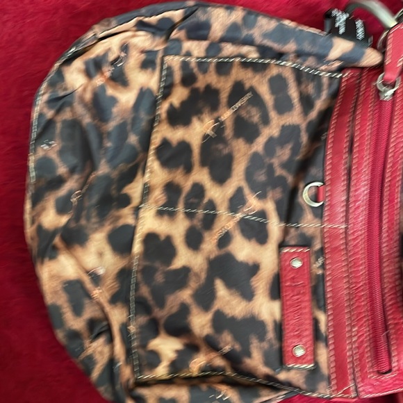 B MAKOWSKY GENUINE RED PEBBLED LEATHER CROSSBODY HANDBAG WITH LEOPARD LINING - Picture 9 of 13